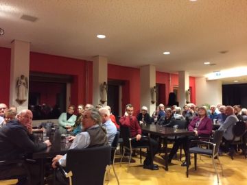 De vrijwilligers luisteren met aandacht De vrijwilligers luisteren met aandacht