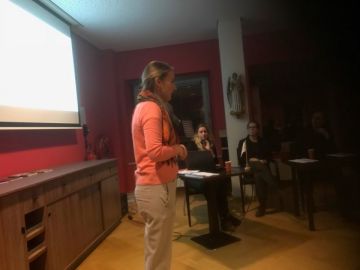 Coördinator Lyanne Blonk opent de avond