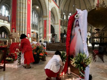 Volunteers of Mercy apostolate preparing everything for the celebration