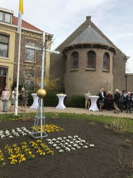 De kruisen in de tuin en op de absis