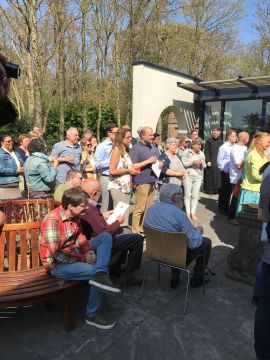 mede-cursisten en belangstellenden kijken toe