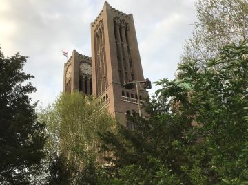 Op koningsdag wappert de vlag op de toren van de kathedraal