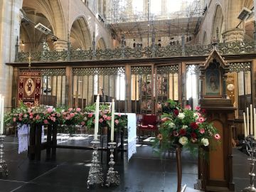 Een altaar opgesteld in de Grote kerk