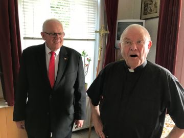 ceremoniaris Hans Tuijn met pastoor Hulsebosch