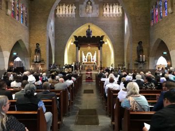 lang voor het begin stroomde kerk al vol