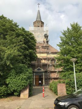 De kerk stond in de steigers voor het schilderwerk