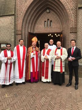 de aanwezige priesters en jongerenwerker Maurice Lagemaat