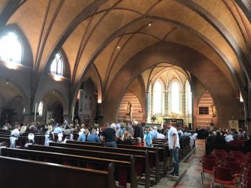 twintig minuten voor de viering: de kerk stroomt langzaam vol