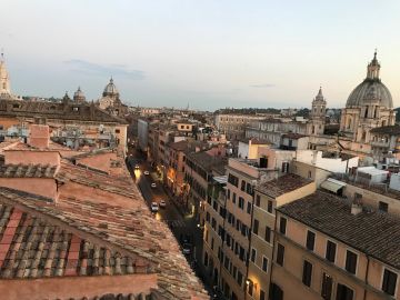 uitzicht over Rome met de koepel van de Sint Pieter