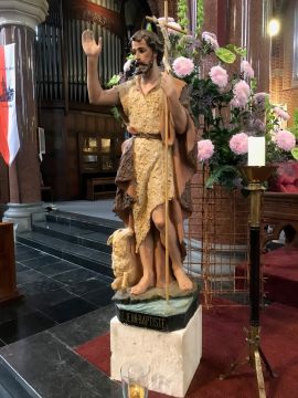 Nieuwe beeld van Sint Jan in de kerk