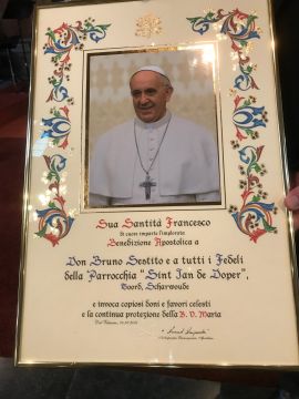 de pauselijke zegen voor pastoor en parochie