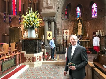 In de Larense basiliek, met pastoor Jan Vriend