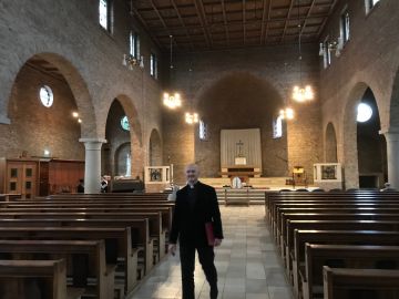 Pastoor Carlos Fabril voor de laatste viering in de kerk