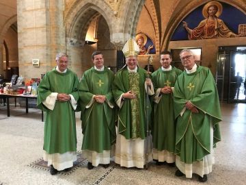 v.l.n.r: diaken Weijers, pastoor Putter, mgr. Hendriks; kapelaan Johannes en oud-plebaan Van Ogtrop