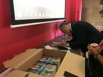 Leo Fijen signeert zijn boeken