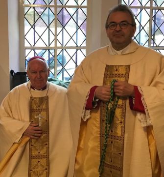 Mgr. Harrie Smeets met zijn voorganger, mgr. Wiertz