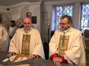 Mgr. Harrie Smeets met mgr. Van den Hende de hoofdconsecrator