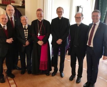 Priesters en diakens na de viering