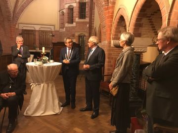 Burgemeester Wienen spreekt de heer Duijts toe