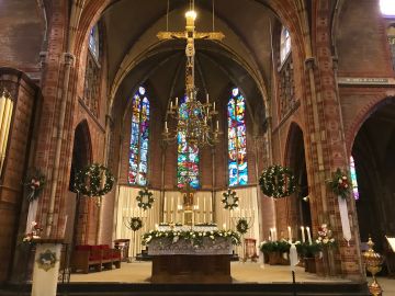 De H. Engelmunduskerk in kersttooi