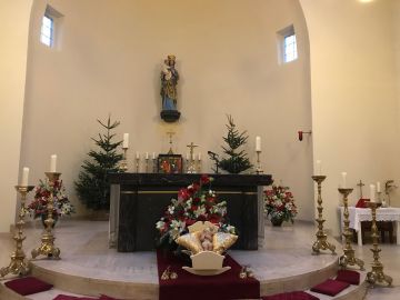 Het altaar in kersttooi