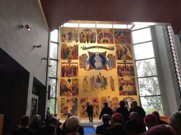 Kiko Arguello licht zijn muurschildering in het Redemptoris Mater van Rome toe