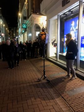 De lantaarn in de Kalverstraat markeert de plaats van het wonder: de heilige stede