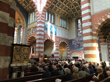 Koor en orkest in de zijbeuk van de kerk