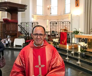 pastoor Marcelo in zijn kerk