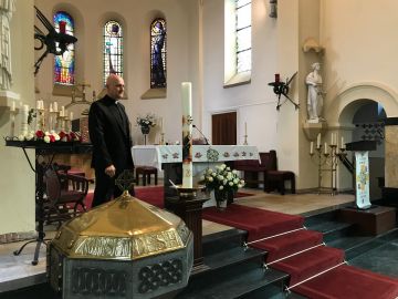 Pastoor Carlos Fabril in de Sint Vituskerk in Naarden