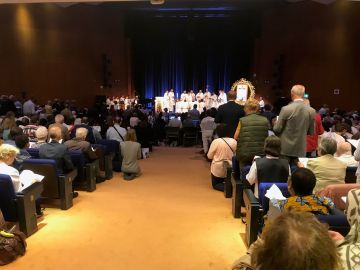 volle zaal bij de Eucharistie