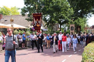 Sint Jansprocessie in Laren was een zonnig gebeuren