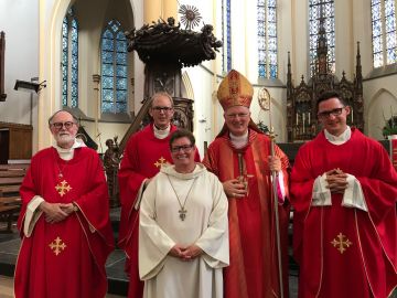 met de priesters en catechiste na de viering