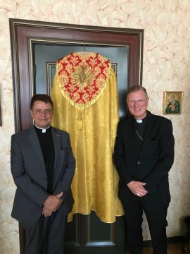 Mgr. Van der Valk schenkt fraaie koorkap