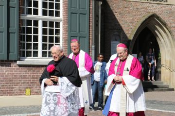 met mgr. van den Hende en eremoderator kan. Hendriks