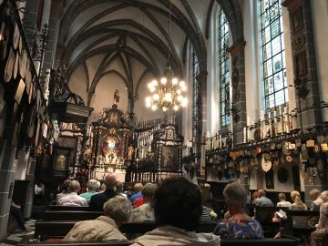 kruiswegviering in de kaarsenkapel