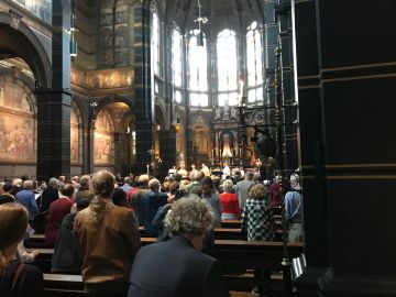 Afscheid en installatie in de Sint Nicolaasbasiliek in Amsterdam