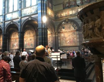 Afscheid en installatie in de Sint Nicolaasbasiliek in Amsterdam