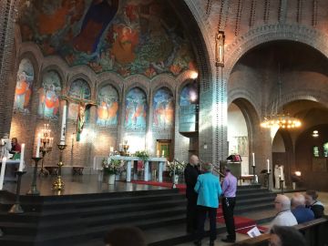 Mariakerk met pastoor Carlos Fabril