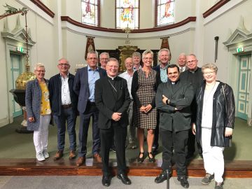 met pastoor en kapelaan,  bestuursleden en vrijwilligers in de kerk van Spierdijk