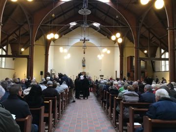 De grote kapel stroomt vol voor de wijding