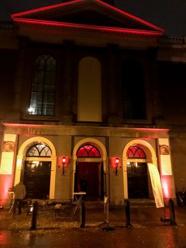 Ook de Sint Josephkerk in Haarlem was rood aangelicht