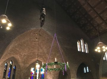 De derde kaars brandt in de Vredeskerk