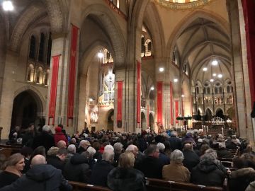 De kathedraal stroomt vol voor de nachtmis