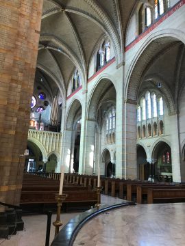 Beelden uit de kathedraal: achter het bedekte beeld van Bavo