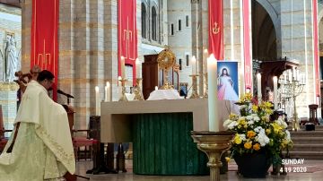 Adoration during the Divine Mercy feast