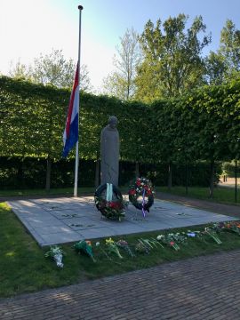 Monument voor de gevallenen naast de kathedraal