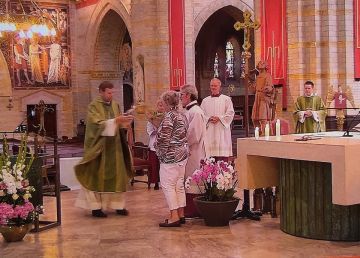 Mgr. Bart Putter feliciteert Jacques Ooms en zijn echtgenote