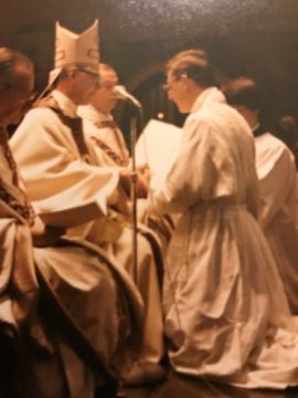 Bij mijn priesterwijding: gehoorzaamheidsbelofte in handen van - toen - mgr. Simonis
