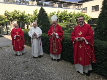 Met Vicaris G. Bruggink en deken Samuel Marcantognini